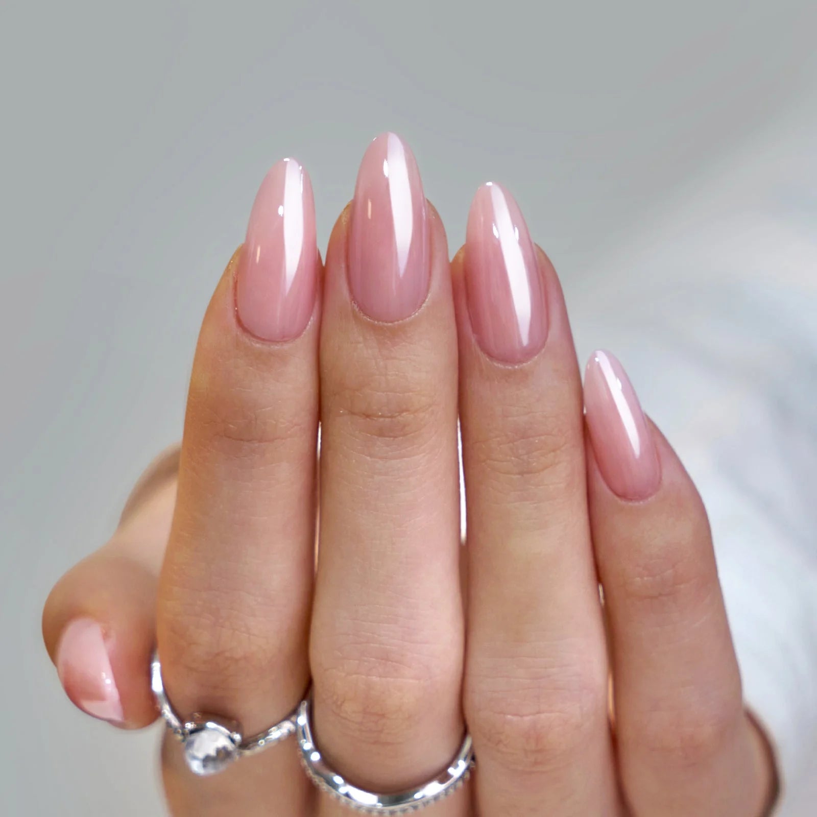 Pinkie Pearl nagels op hand – zachte roze parelglans in amandelvorm close-up