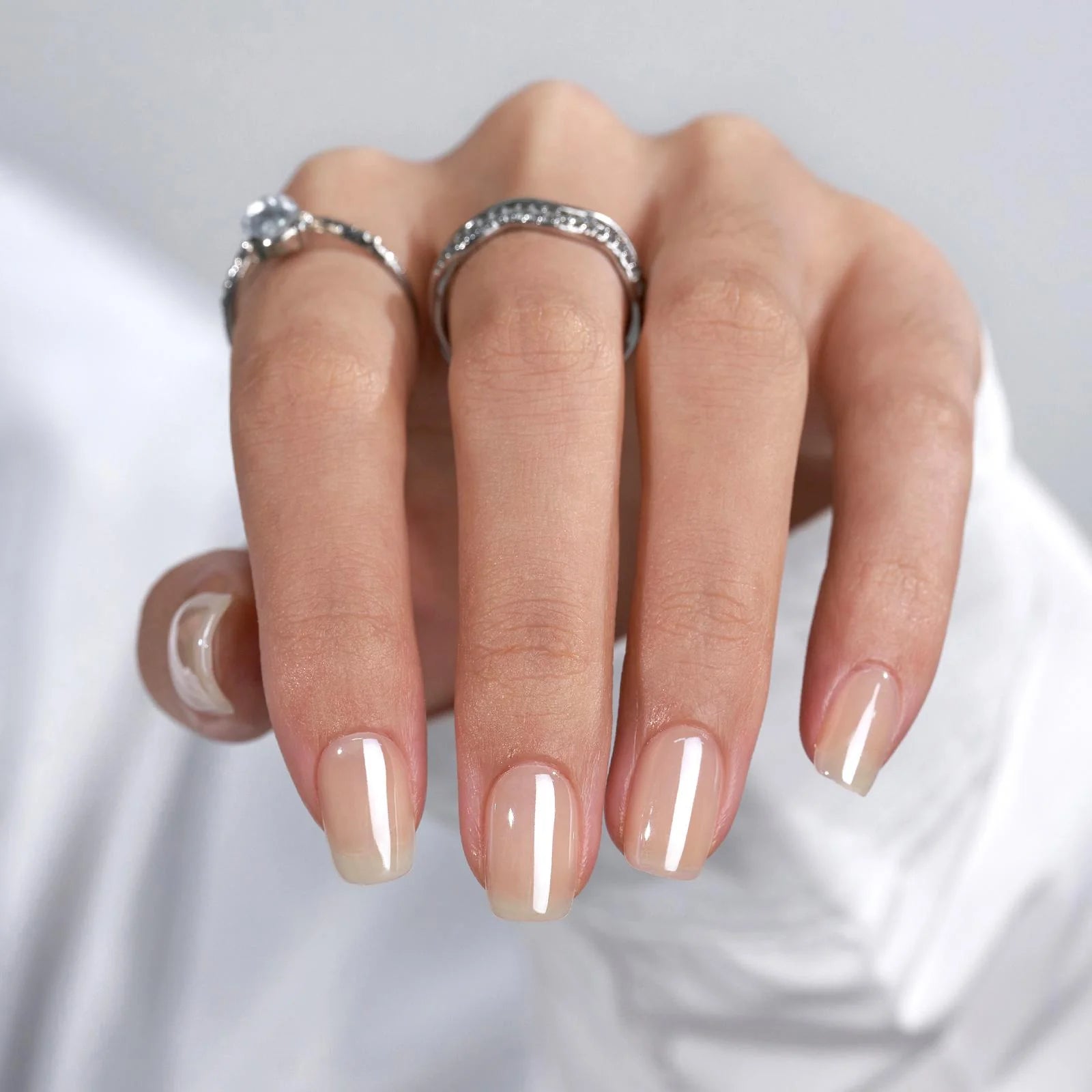 Heavenly Halo pearl nagels — handpose toont vierkante vorm