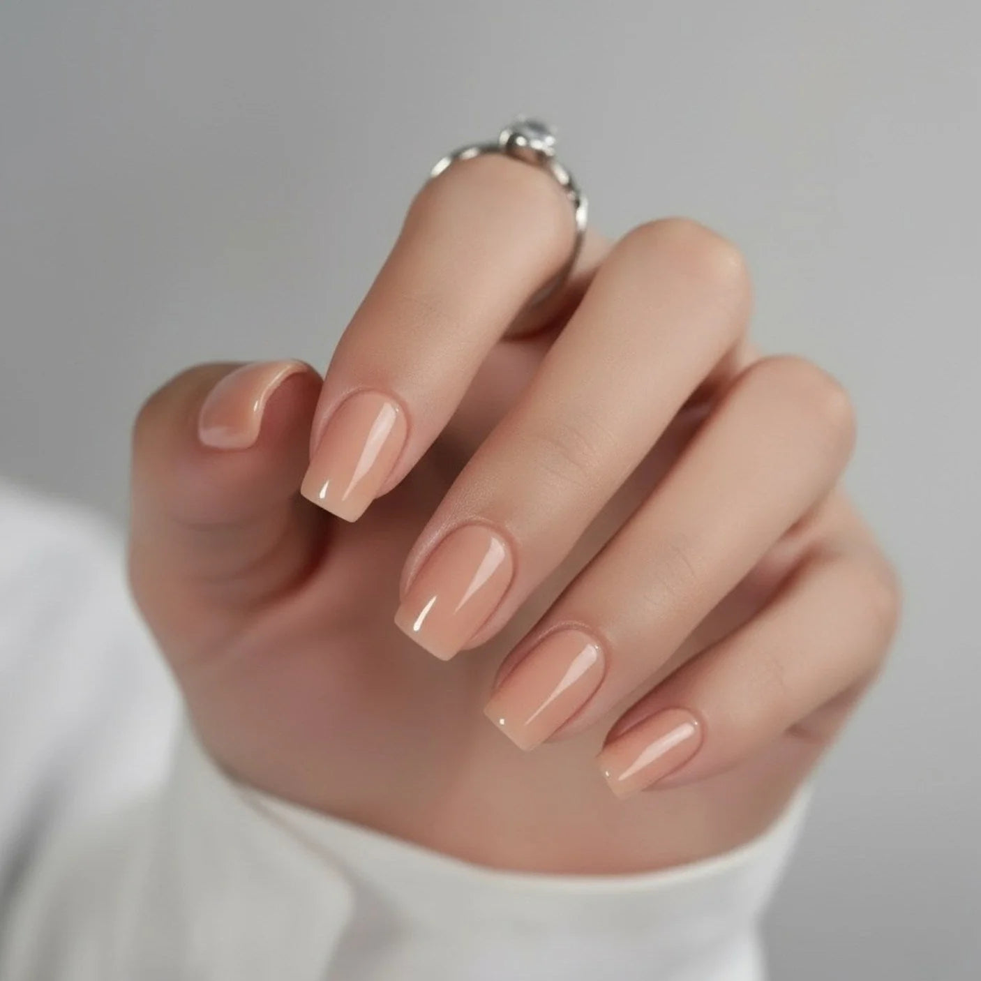 Honey Heaven press-on nails styling – vierkante korte nagels in honingtint tegen witte blouse