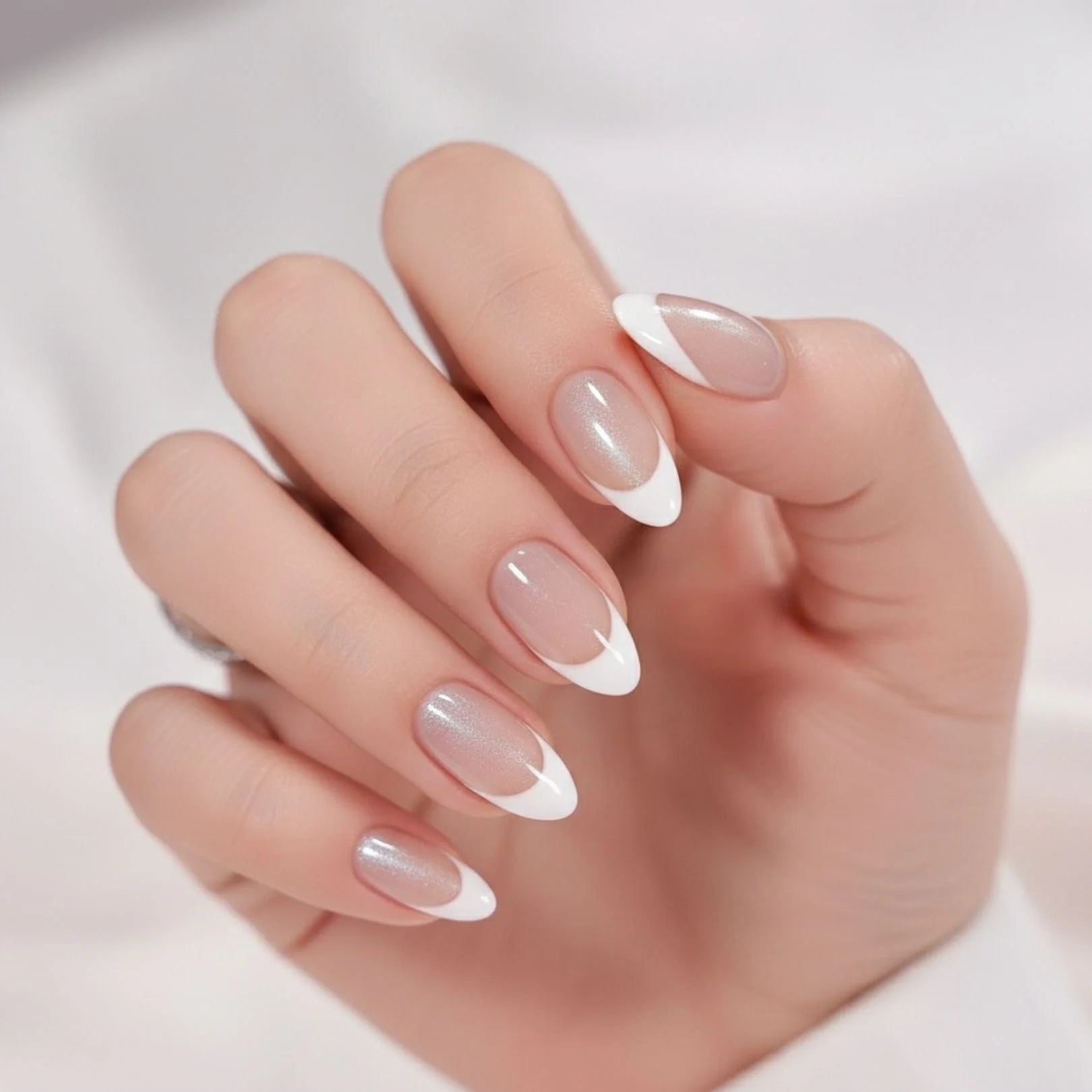 Sweet Sprinkle amandelvormige gelnagels – parelmoershimmer nude basis met dunne witte Franse tip