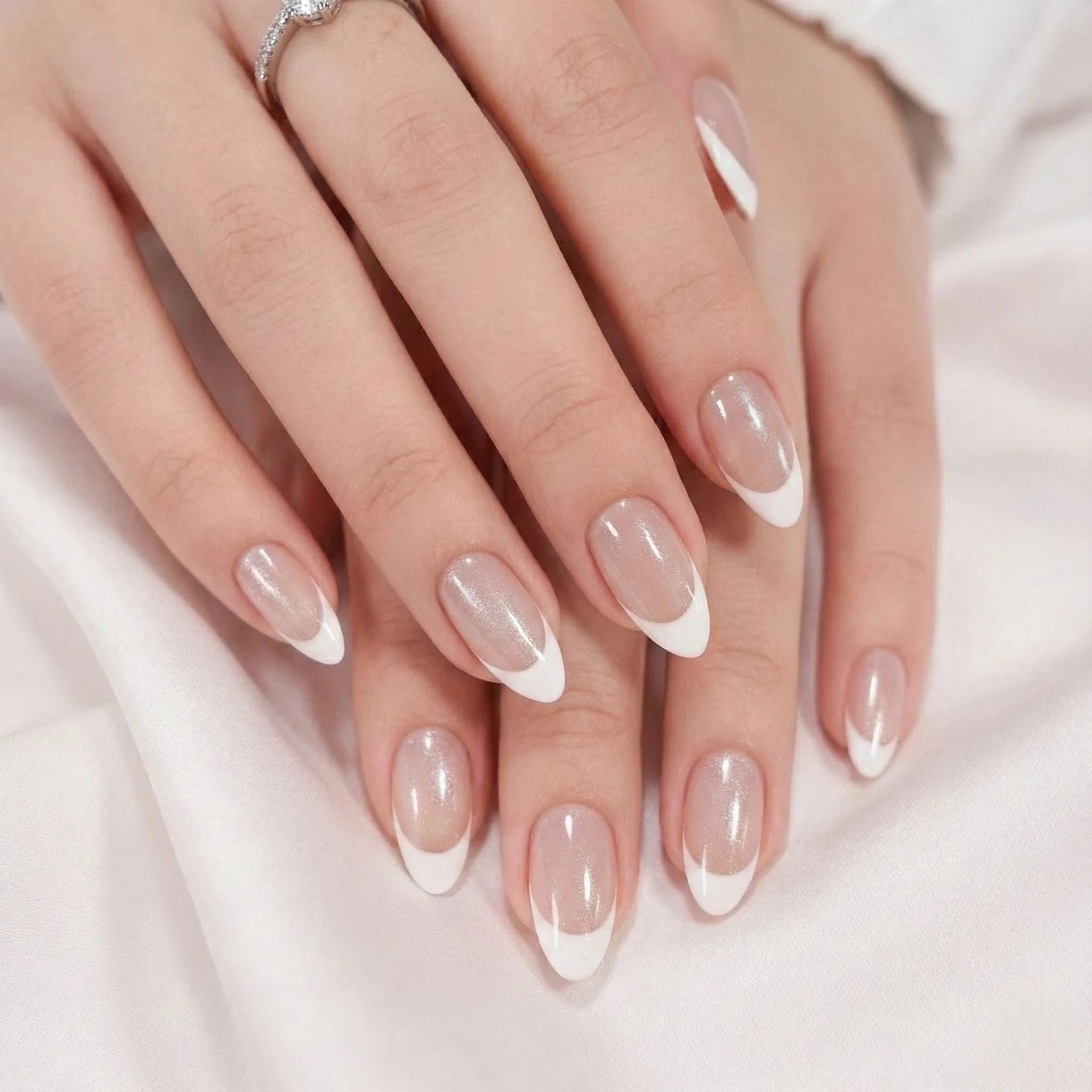 Sweet Sprinkle press-on nagels styling – beide handen met amandel Franse shimmer op witte zijden stof