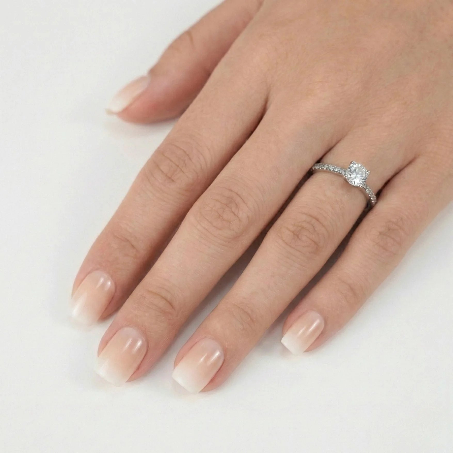 Dreamy Dip vierkante plaknagels – nude roze ombré met zilveren ring en solitair diamant