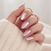 Powder Puff press-on naglar – mandelformade lösnaglar i rosa chrome med pearl-skimmer mot beige tröja