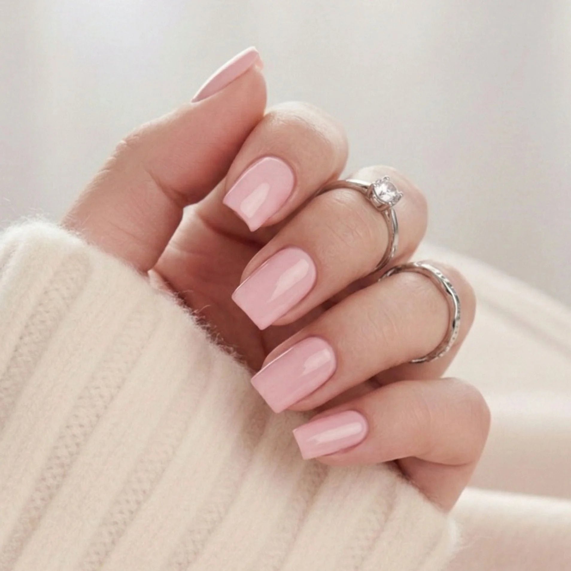 Pinkie Pearl press-on nagels – zacht parelroze in korte square-vorm met glanzende finish