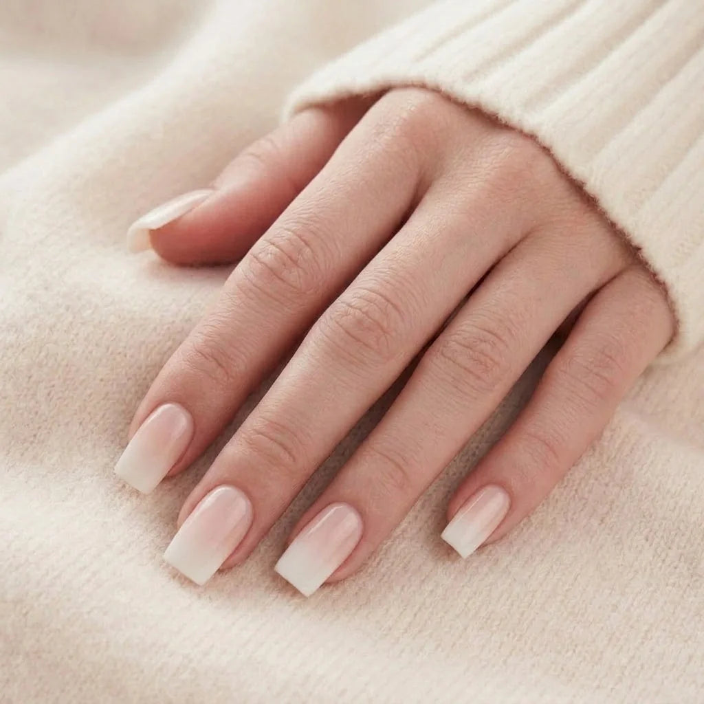 Dreamy Dip nagels op hand – korte vierkante ombré tegen beige gebreide trui