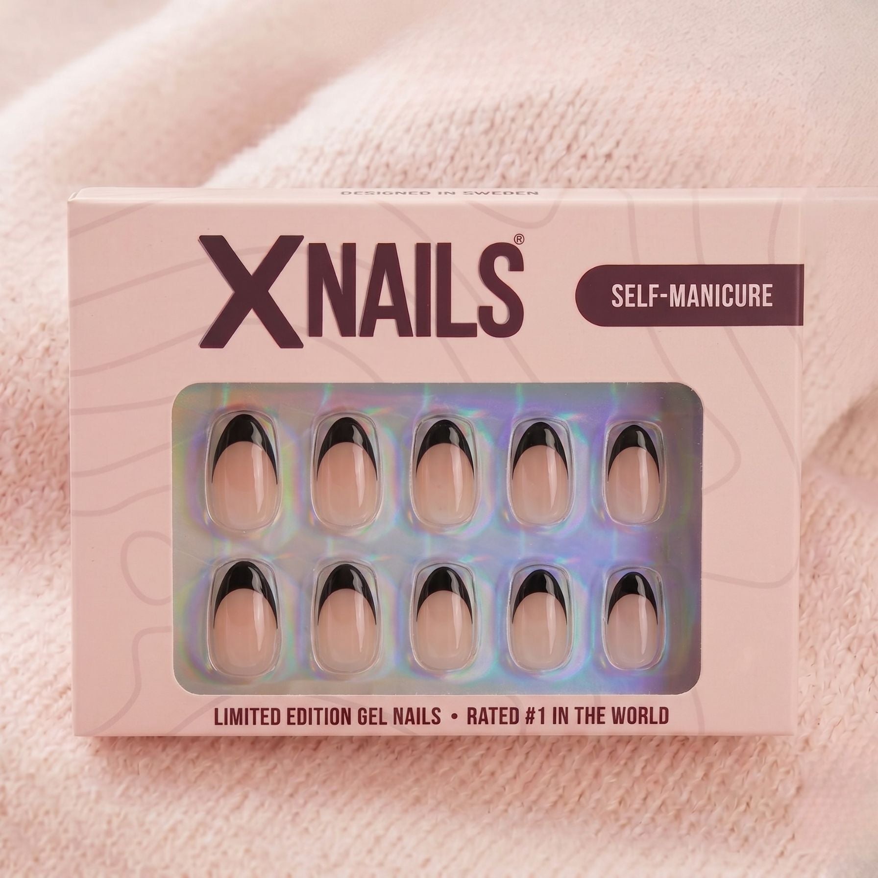 Sleek Silhouette XNails-verpakking – limited edition gelnagels in amandelvorm met zwarte Franse tip tegen beige gebreide achtergrond