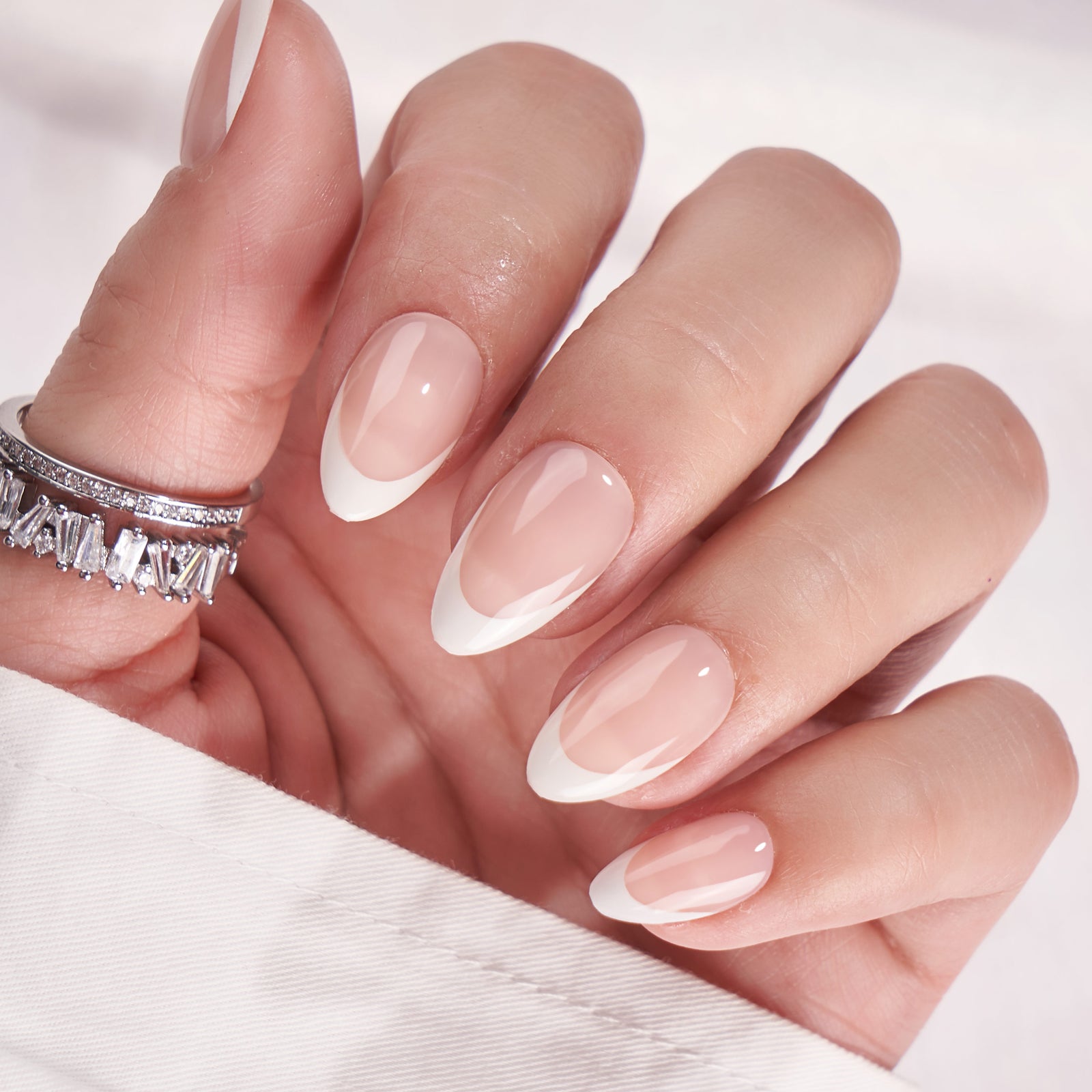 Klassieke franse manicure press-on nagels – amandelvorm met witte tip en kristallen ring