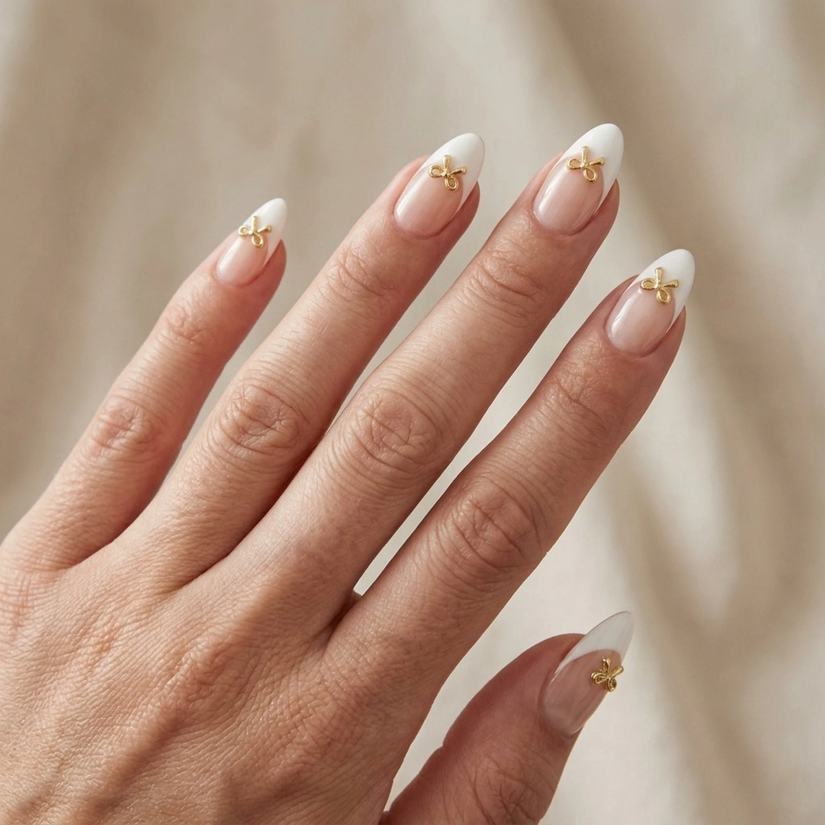 Blushing Bow press-on nagels in amandelvorm met witte french tip en 3D-strik