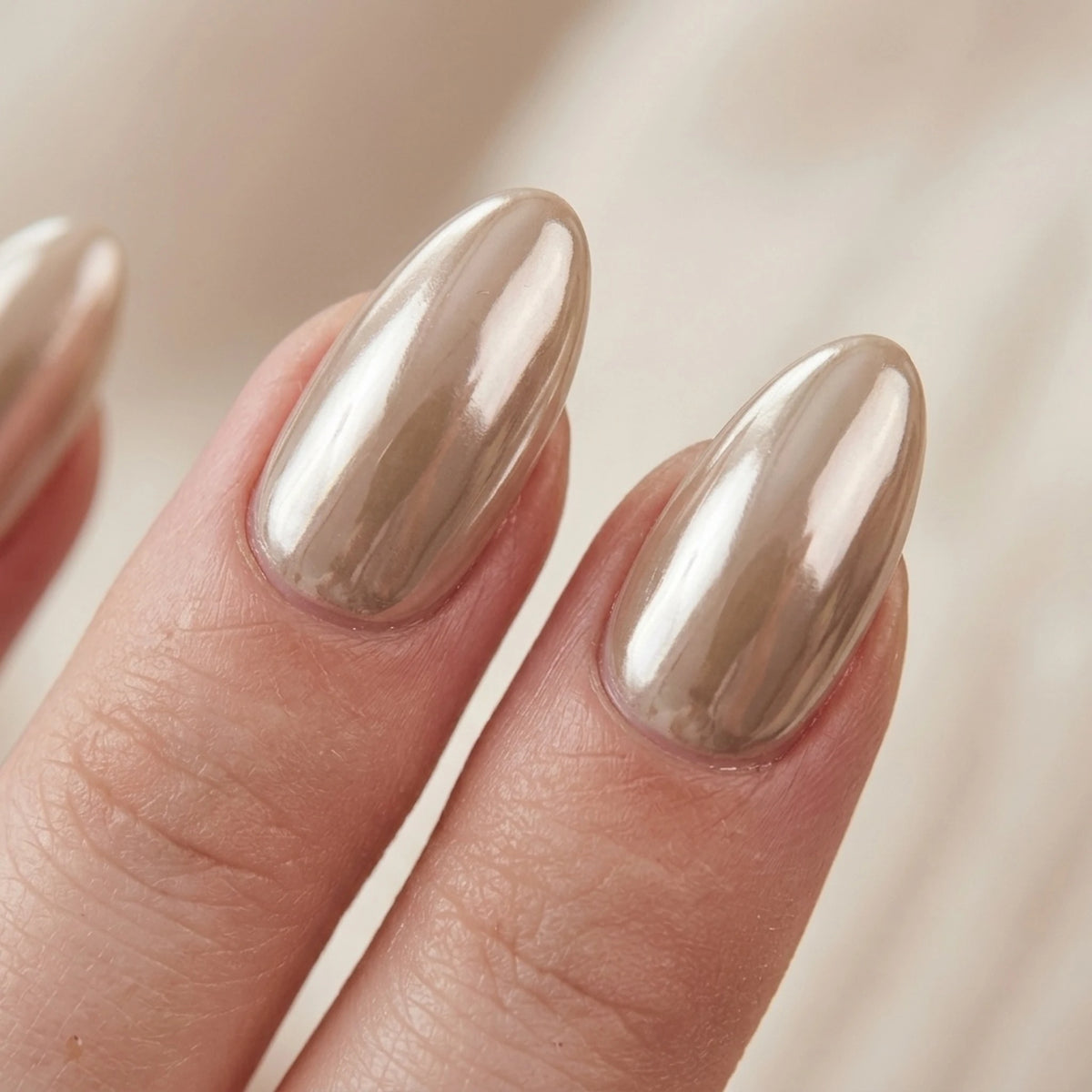 Pearly Perfection press-on nagels in amandelvorm met bronzen parelmoer-chrome