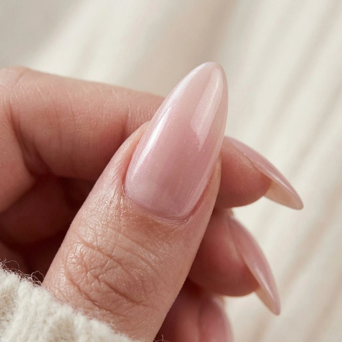 Pinkie Pearl press-on nagels, close-up van de afwerking