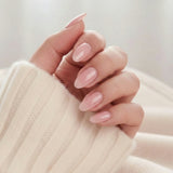 Pinkie Pearl press-on nagels – delicaat roze parel in amandelvorm tegen crème gebreide trui
