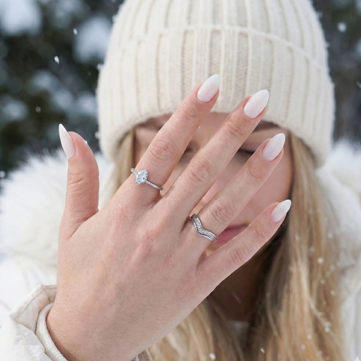 Satin Snow press-on nagels in winterse omgeving – amandelnagels tegen witte gebreide muts