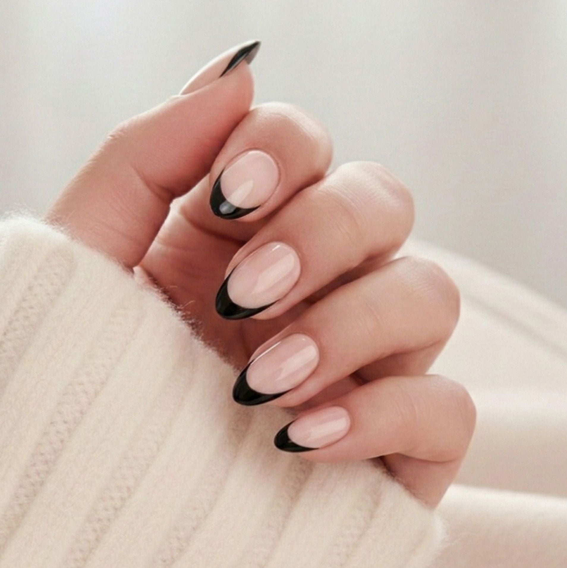 Sleek Silhouette amandel press-on nagels op korte vingers