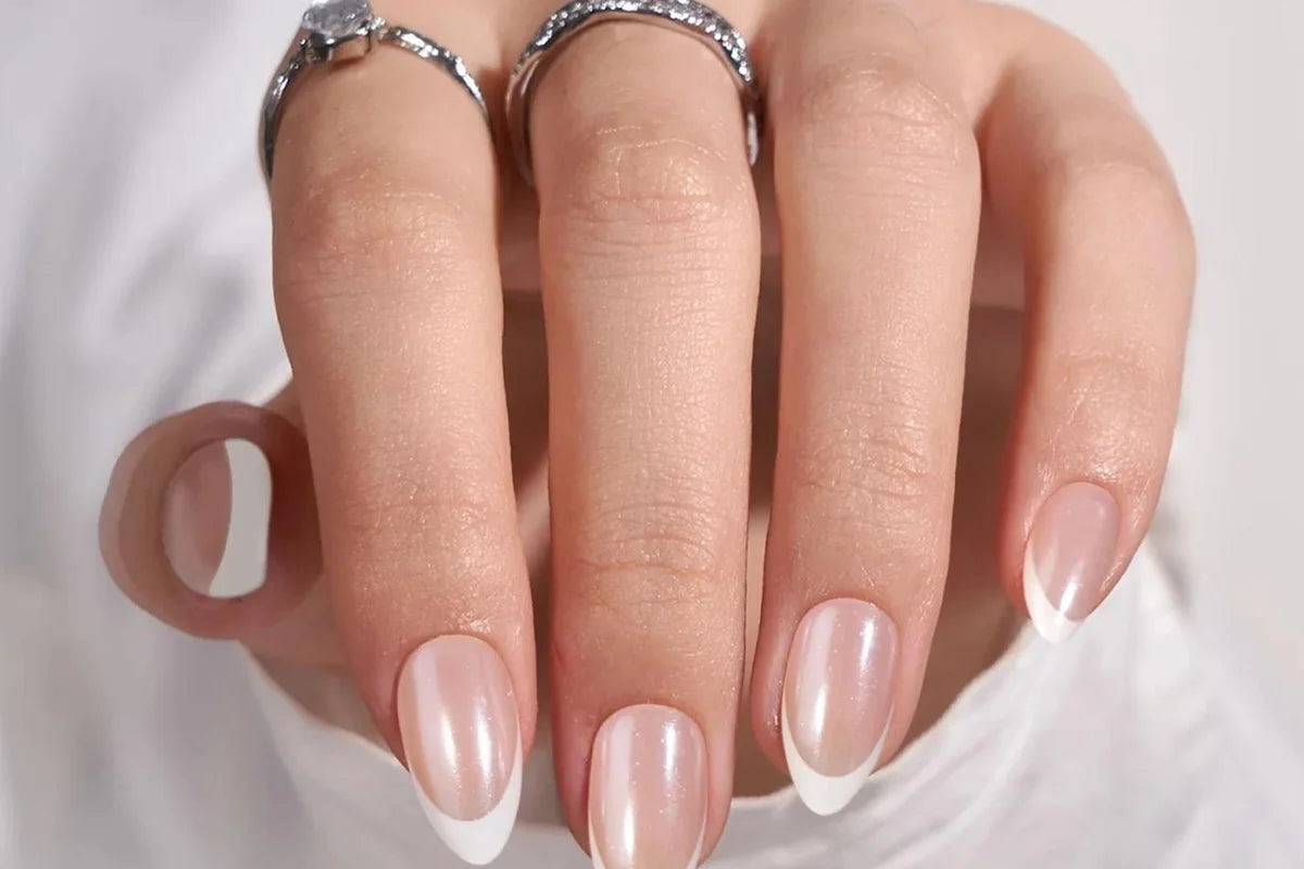 Chrome press-on nagels in amandelvorm met spiegelglanzende zilveren finish