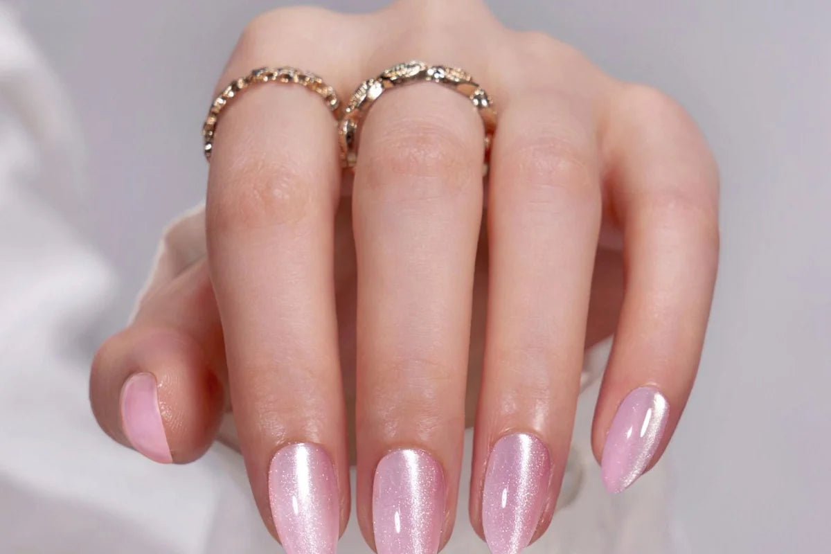Cat eyes press-on nagels met schitterend diepte-effect in poederroze