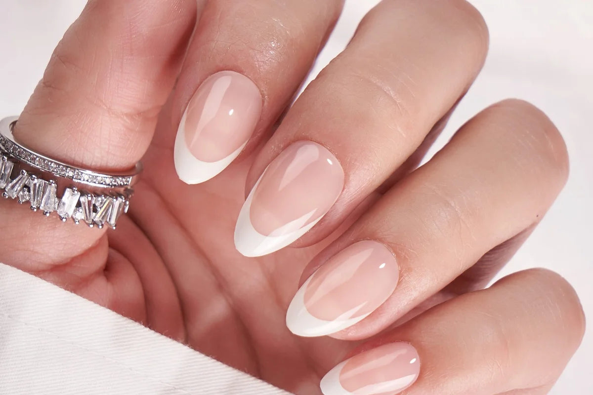 Sterke nagels op natuurlijke wijze – 7 thuiskuren die werken onder press-on nagels