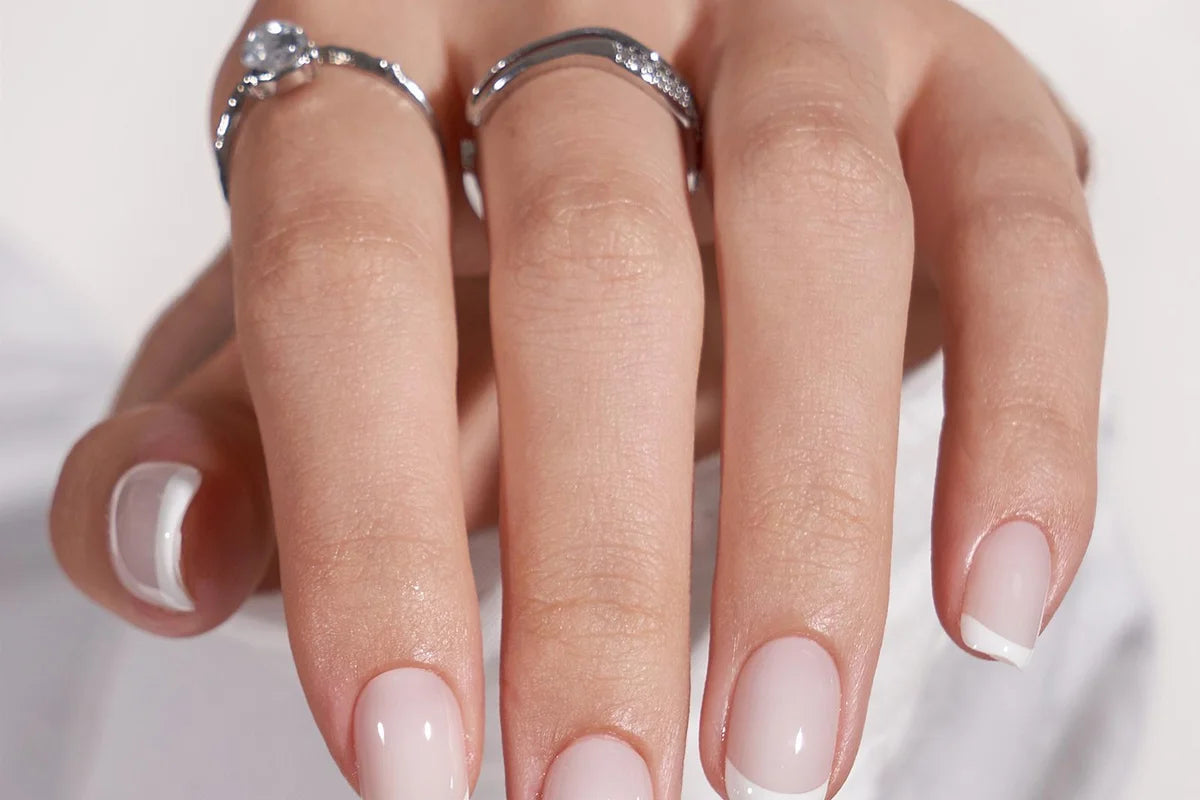 Trendy nageldesigns 2026 — press-on nagels met chrome en pearl-finish