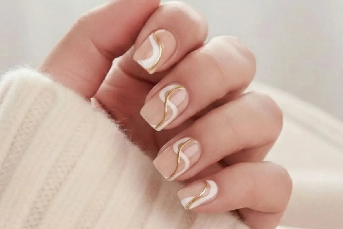 Summer Swirl press-on nagels met goud-swirl in vierkante vorm, festivalnagels 2026