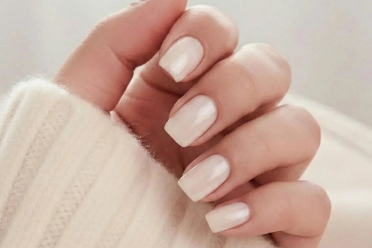 Glazed donut nagels met parelmoerschimmer in press-on model