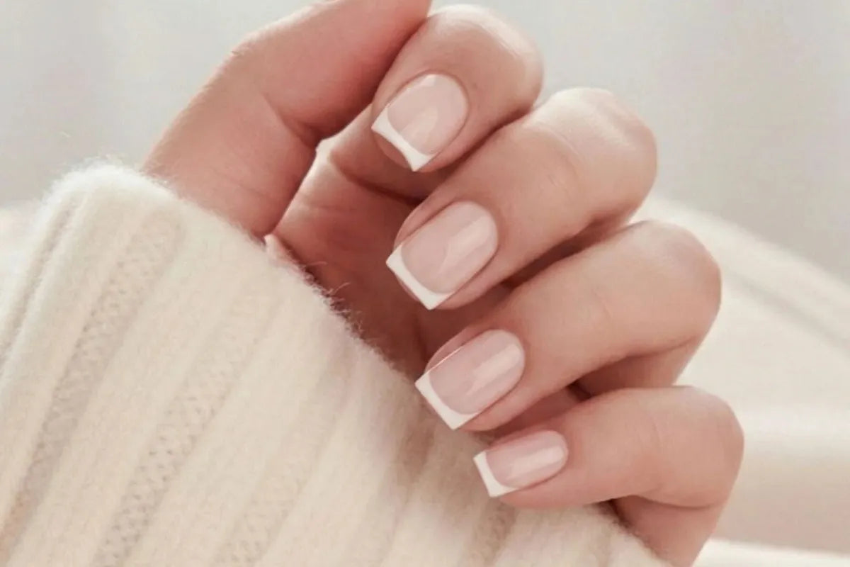 Micro french nagels in korte vierkante vorm met ultradunne witte lijn aan de tip