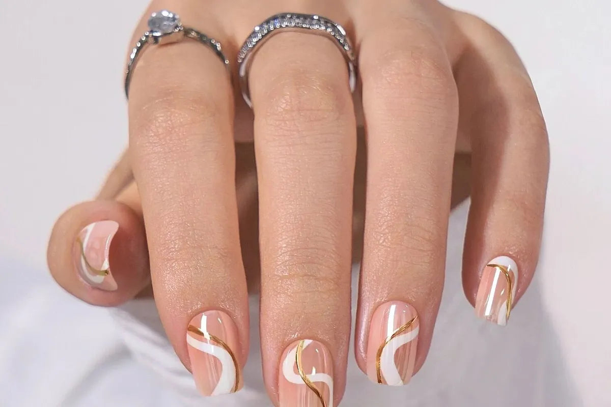 Midzomertips nagels met Summer Swirl goudswirl press-on