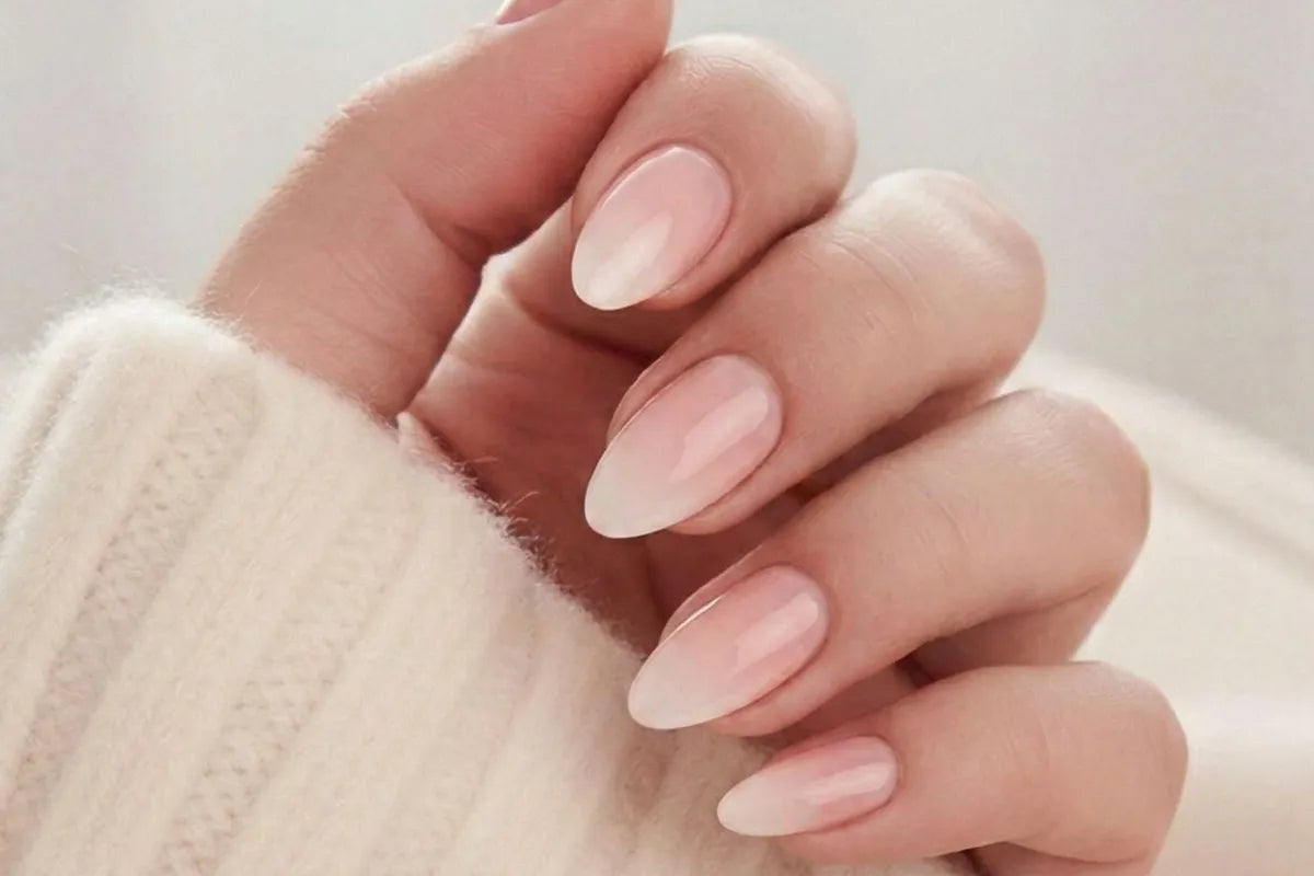 Nagels zomer 2026 — Dreamy Dip press-on met perzikkleurige ombre