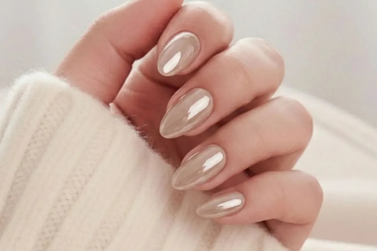 Press-on nagels op huidtoon parelmoernude op lichte huid