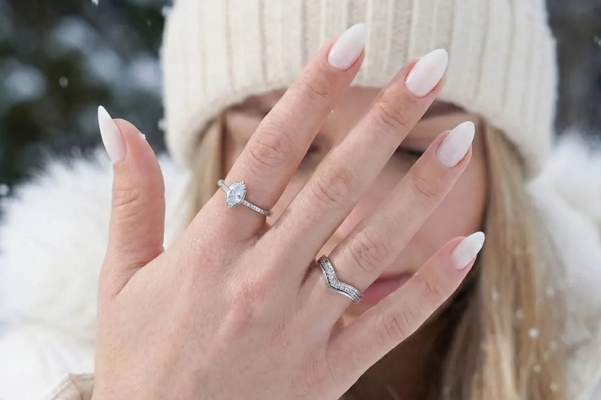Ribbels verborgen met Satin Snow nude press-on nagels in amandelvorm