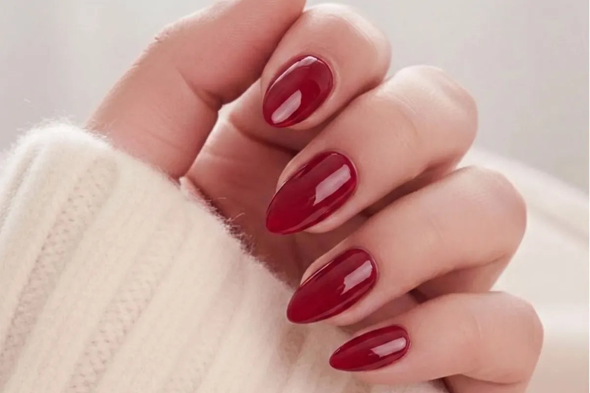 Ruby Romance wijnrode press-on nagels in amandelvorm met chrome finish