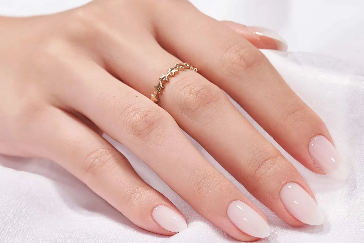 Zacht verwijderen van press-on nagels, hand met natuurlijke nude press-on