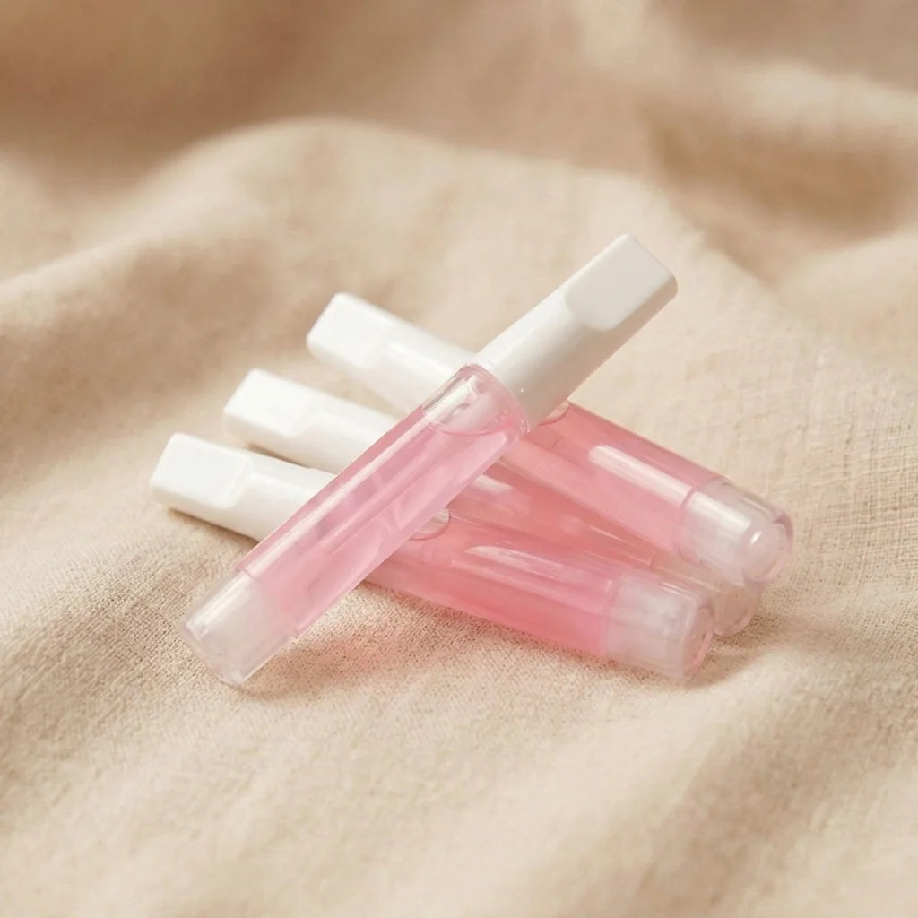 Glow Glue roze vloeibare nagellijm liggend – XNails penseellijm voor kunstnagels