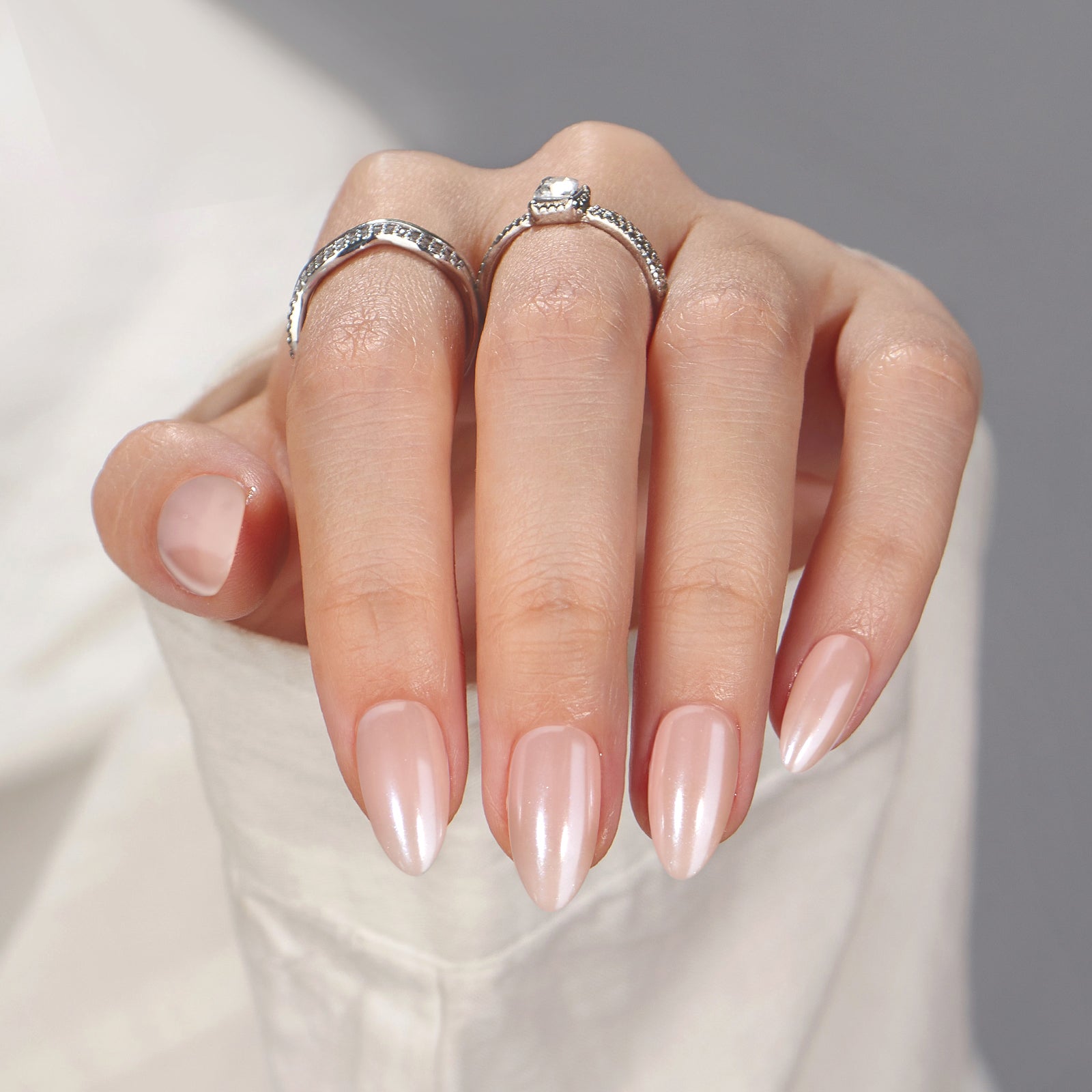 Heavenly Halo press-on naglar – pearl nude i mandelform med rosa silkeskänsla