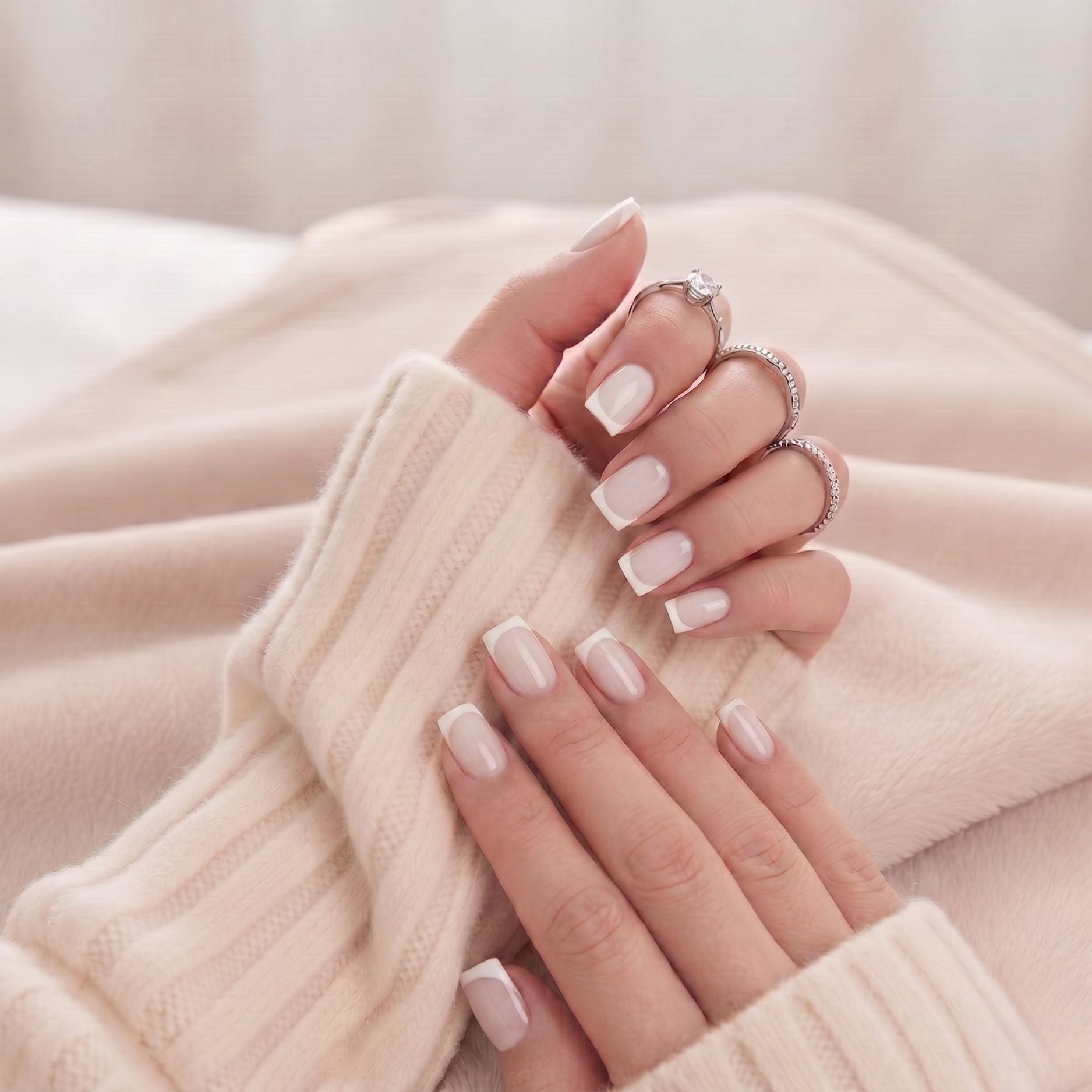 Witte Franse korte vierkante press-on nagels met zilveren ringen tegen beige fluweel