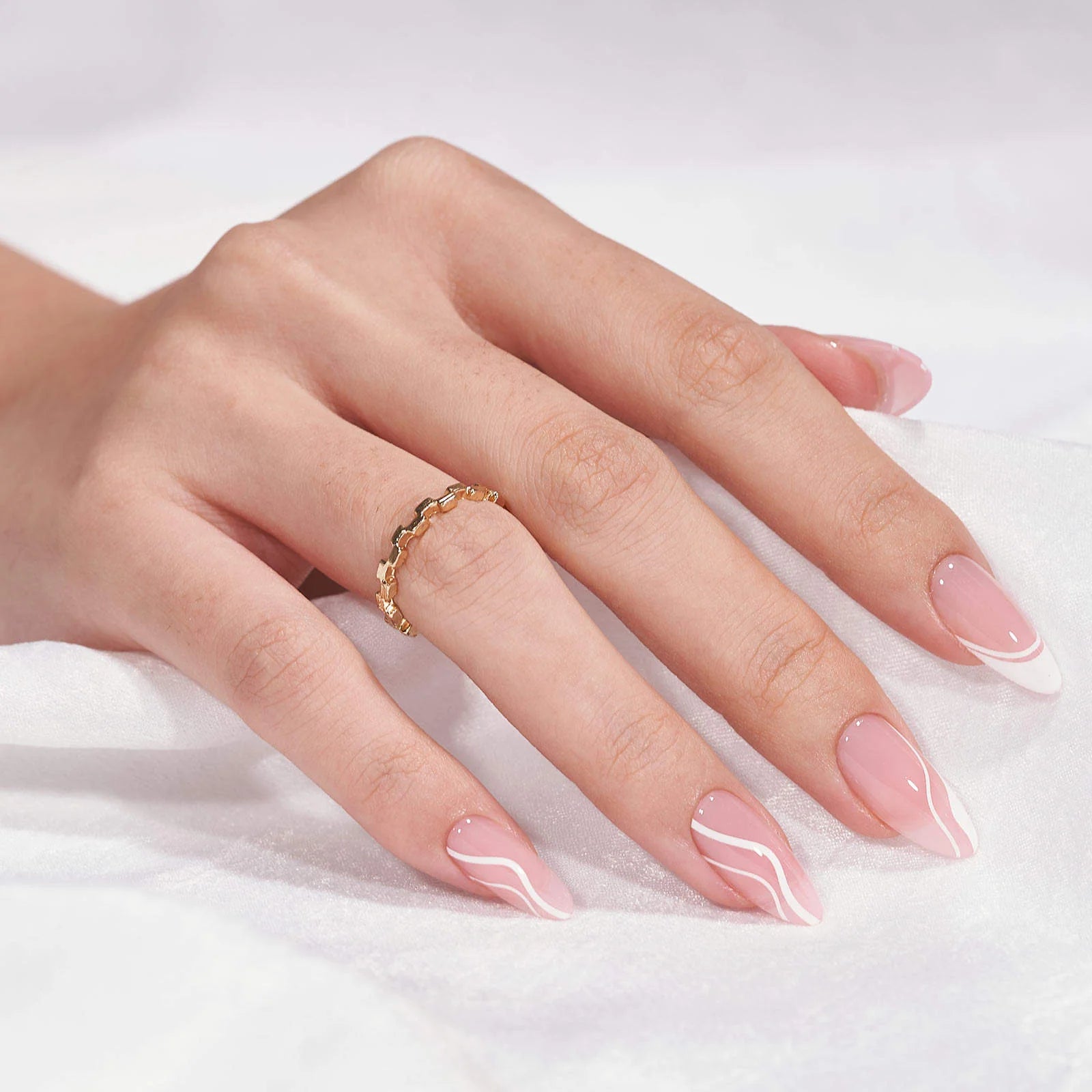 Close-up van Winter Whirl nagels met glanzende gel-finish