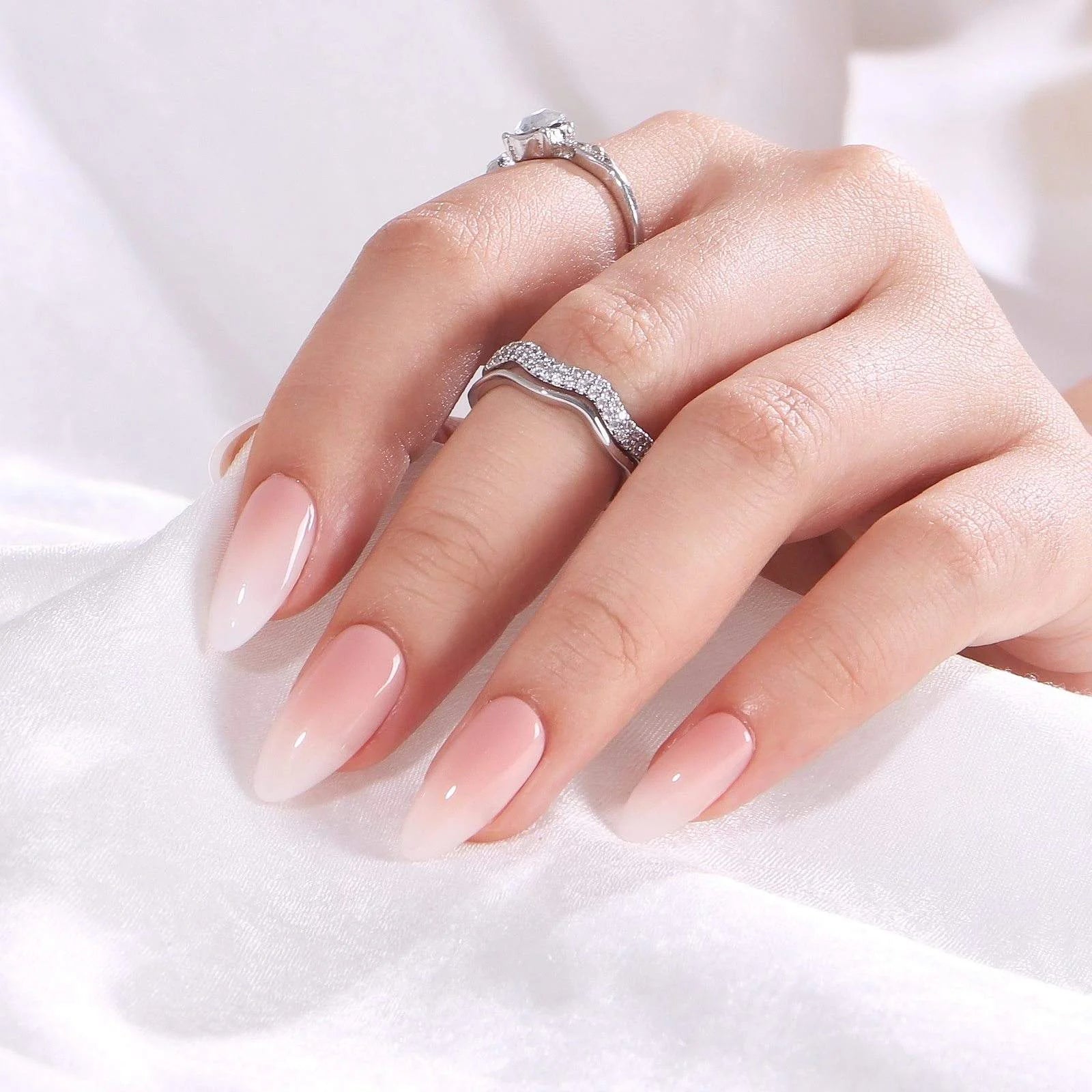 Dreamy Dip press-on nagels styling – roze naar wit ombre amandel op witte zijden doek