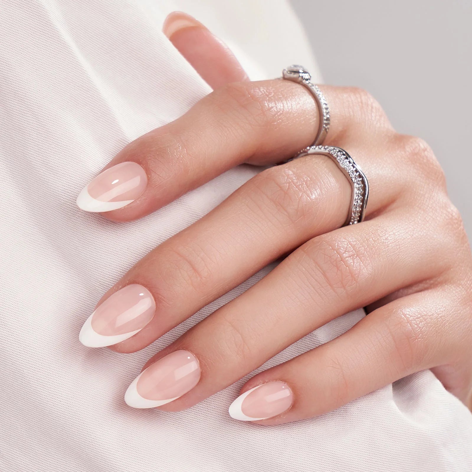 Angelic Aura amandelvormige press-on nagels – Franse witte tip met natuurlijke nude basis