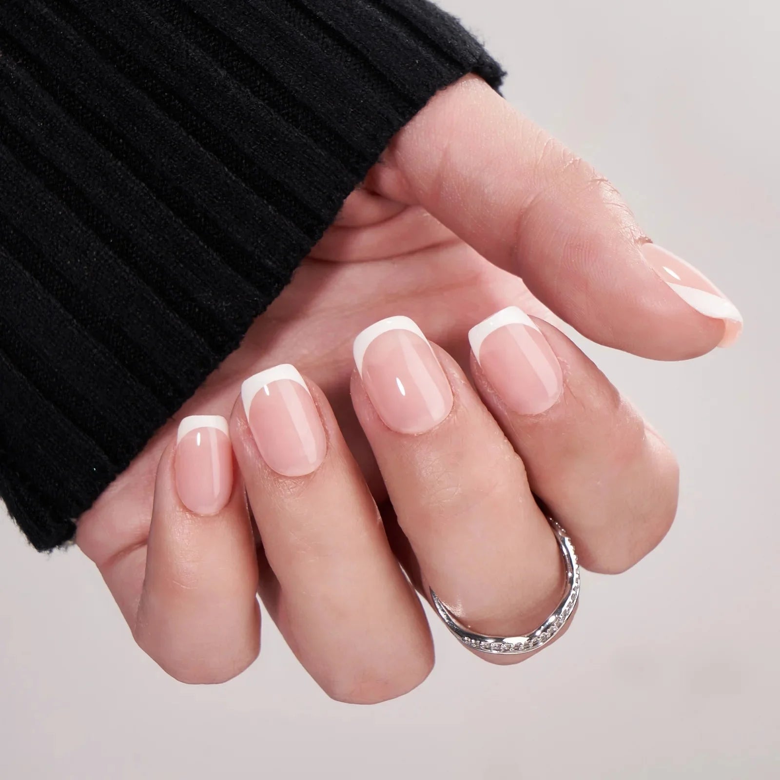 Angelic Aura press-on nagels styling – vierkante Franse witte tip tegen zwarte geribbelde trui