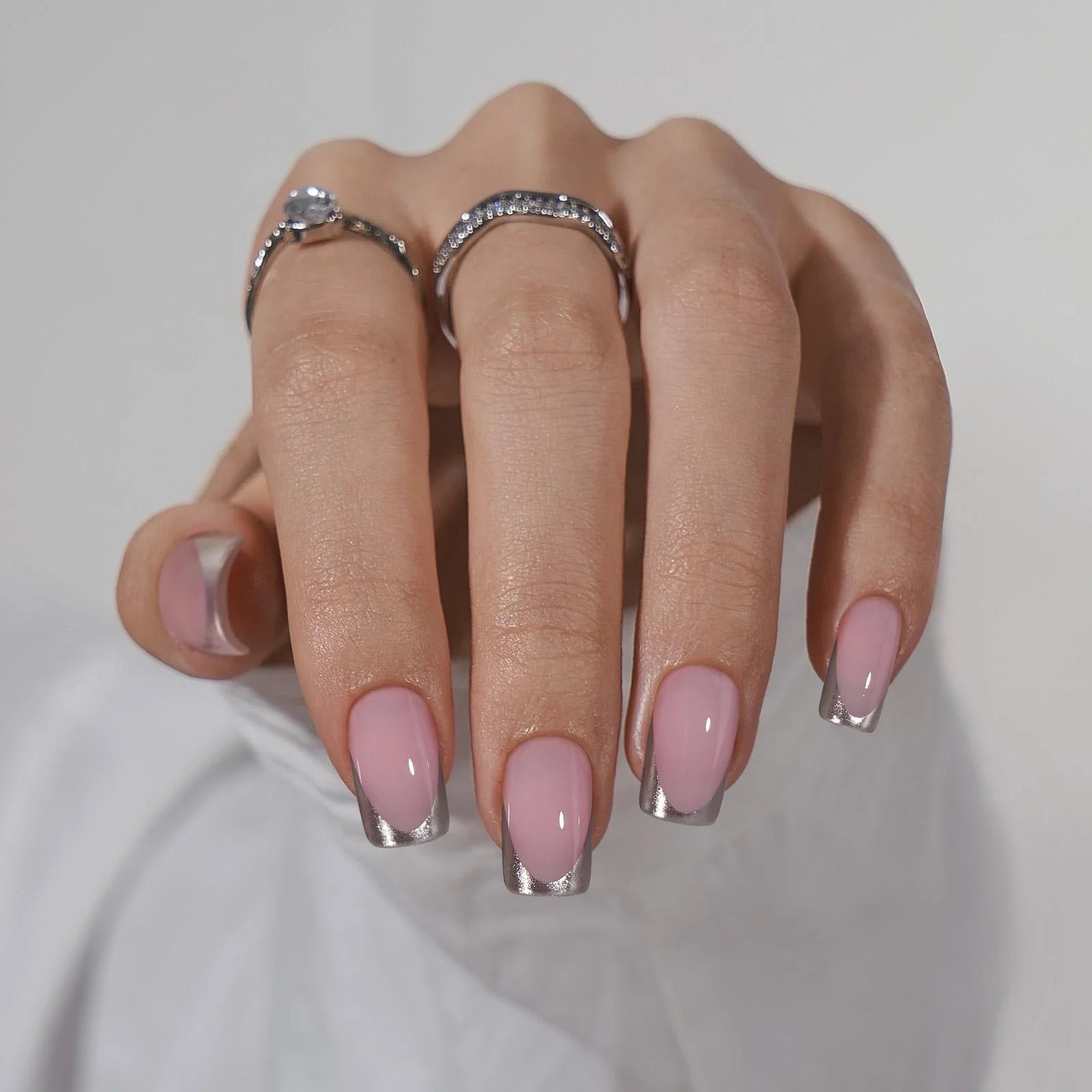 Fancy French press-on nagels styling – nude vierkante nagels met zilveren tips en kristallen ringen
