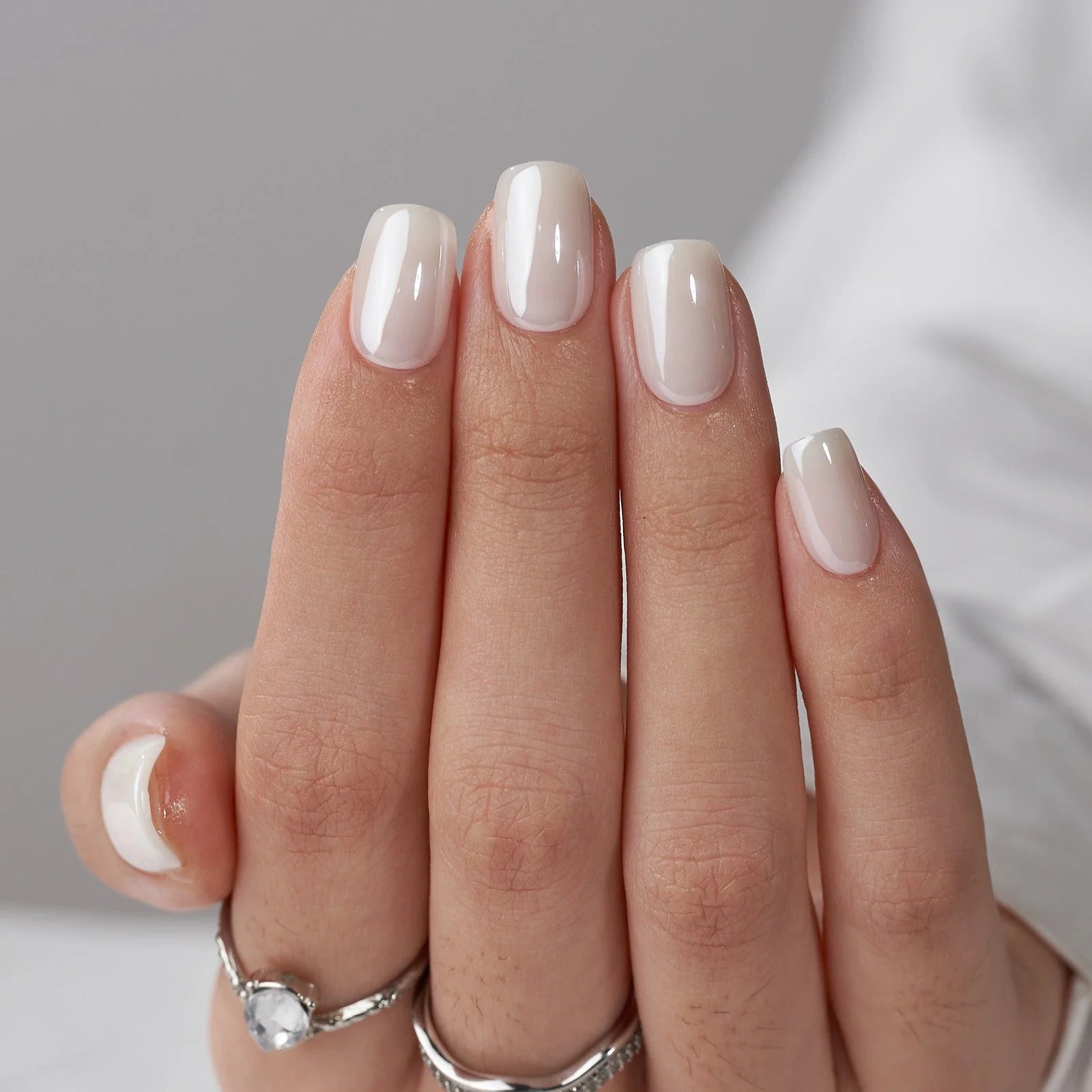 Pure Pearl vierkante plaknagels – korte vierkante vorm in melkig nude pearl