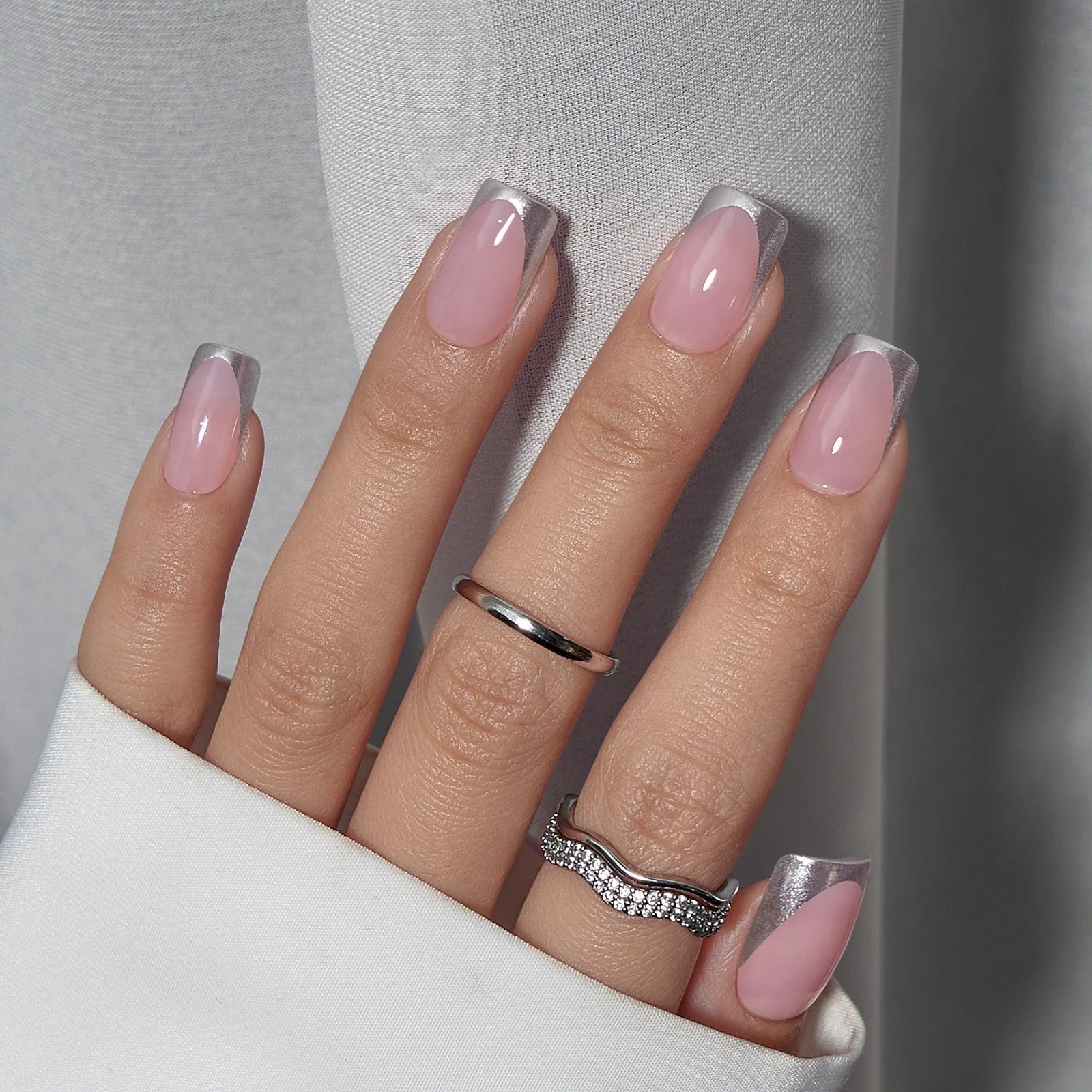 Korte vierkante gelnagels – Fancy French met zilver metallic Franse tip en zilveren ringen