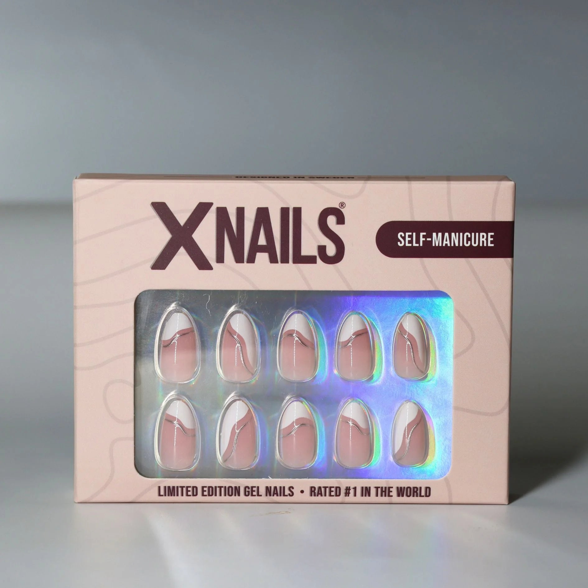 Metallic Merge XNails verpakking – limited edition gelnagels met French en zilveren swirl in amandelvorm