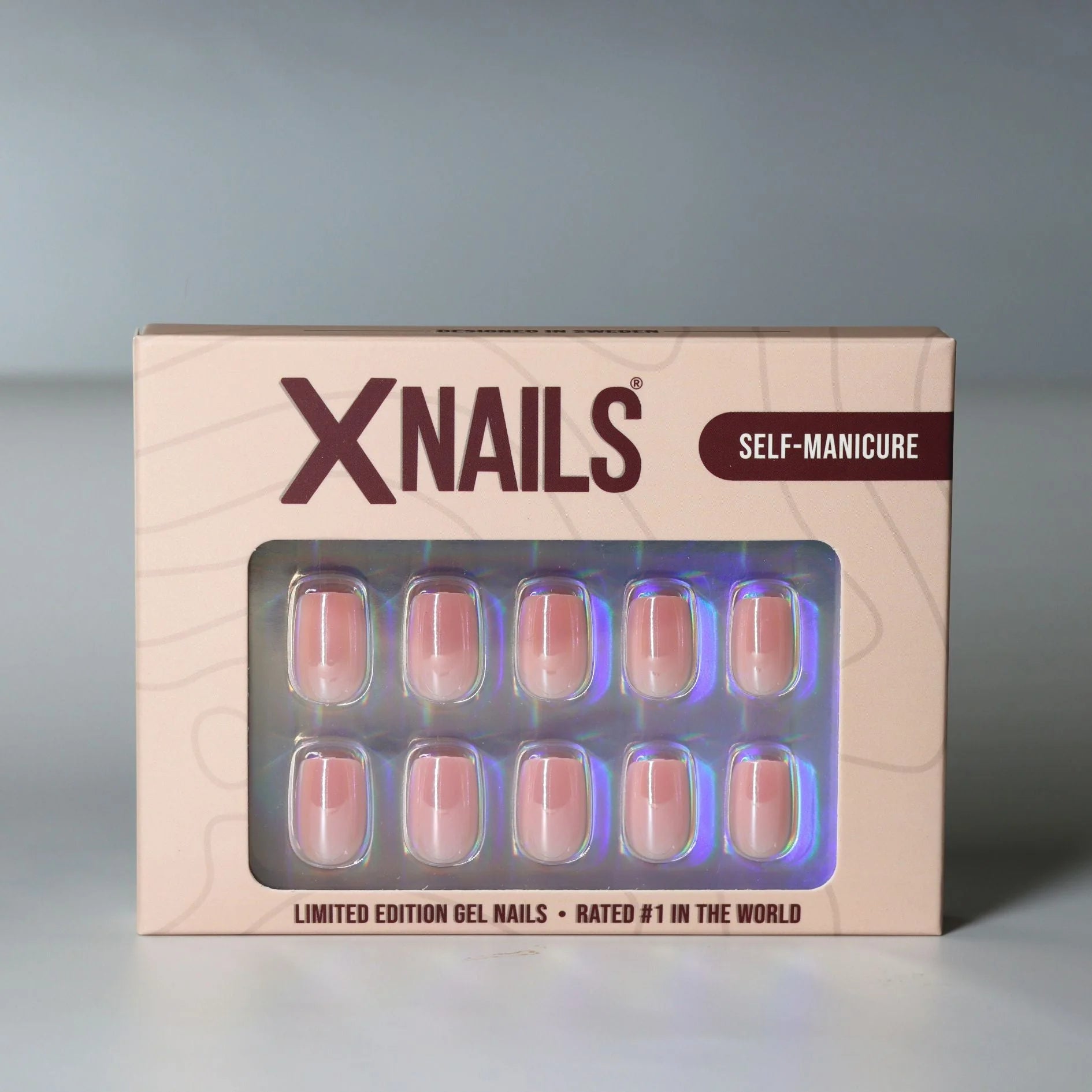 Pinkie Pearl press-on nagels lifestyle – model met parelroze korte nagels tegen de wang