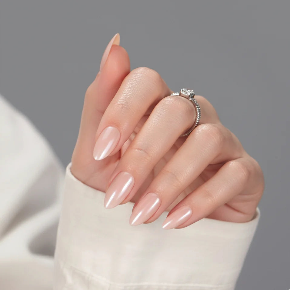 Heavenly Halo amandelvormige plaknagels – nude pearl chrome met zilveren ring met diamant