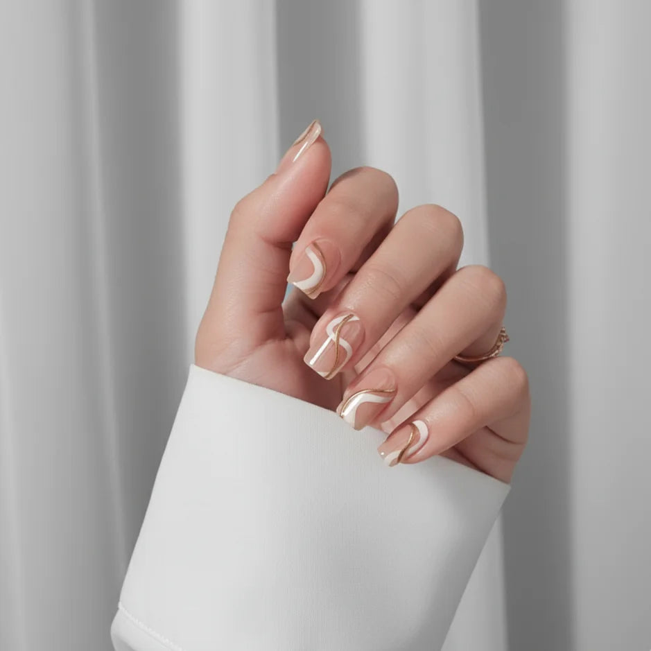 Summer Swirl press-on nagels close-up – vierkante nepnagels met gouden swirl tegen grijs zijden gordijn