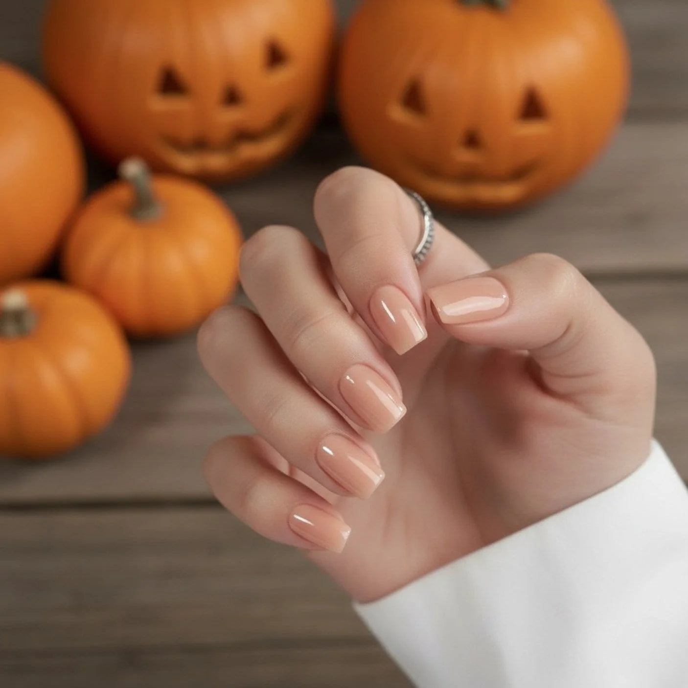 Honey Heaven press-on nails herfststyling – korte vierkante nude nagels met pompoenen