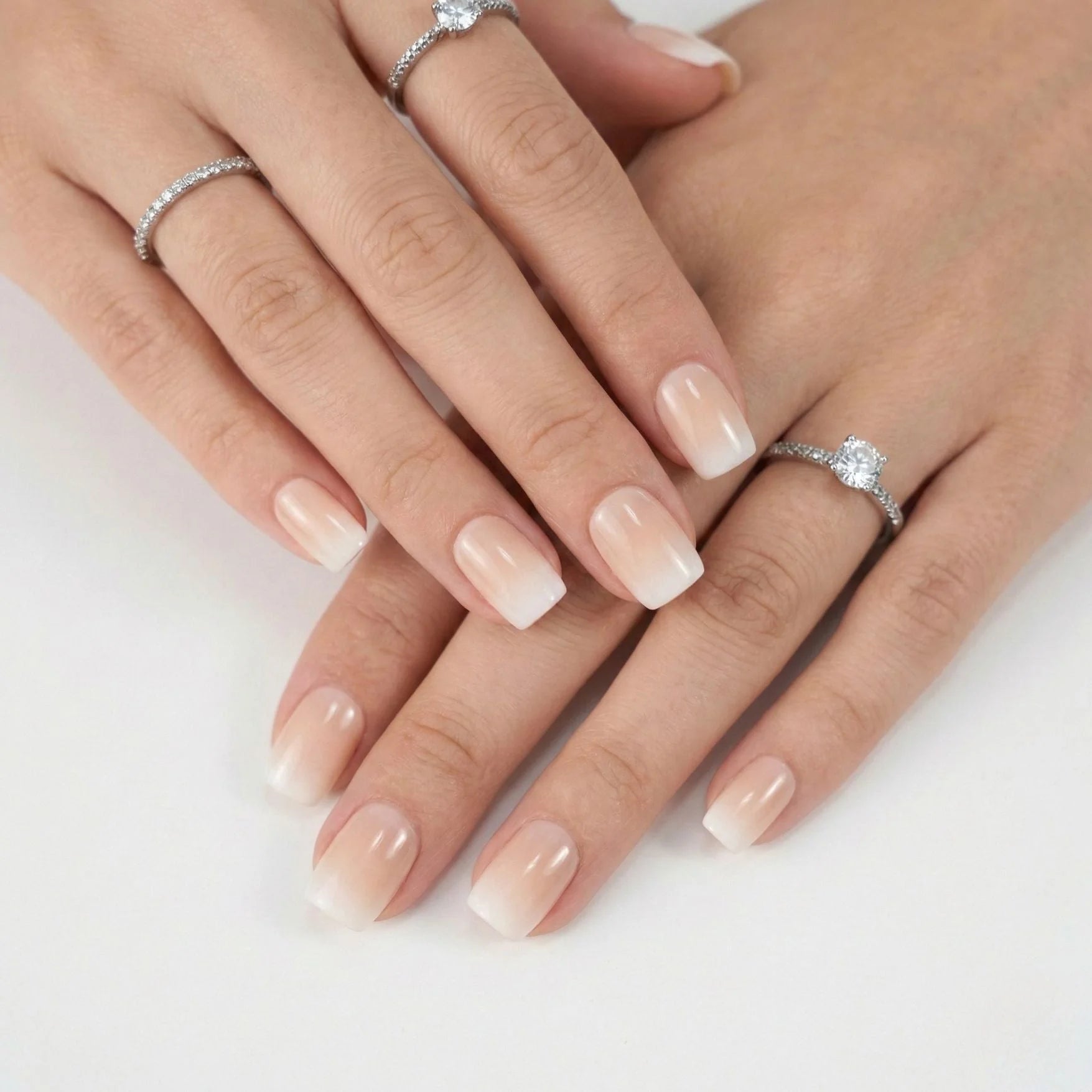 Dreamy Dip gelnagels styling – beide handen met vierkante ombré en zilveren ringen met steentjes