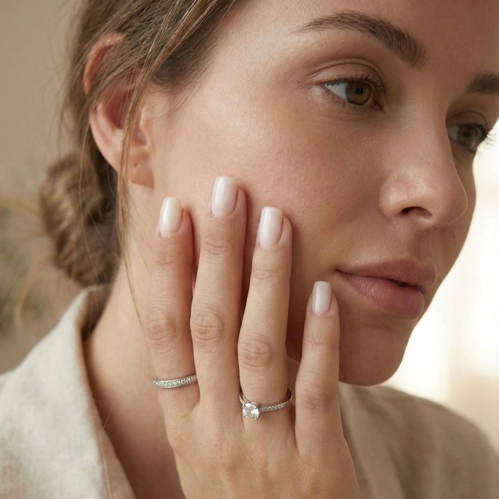 Pure Pearl press-on nagels styling – kort vierkant nude pearl bij het gezicht met zilveren ring
