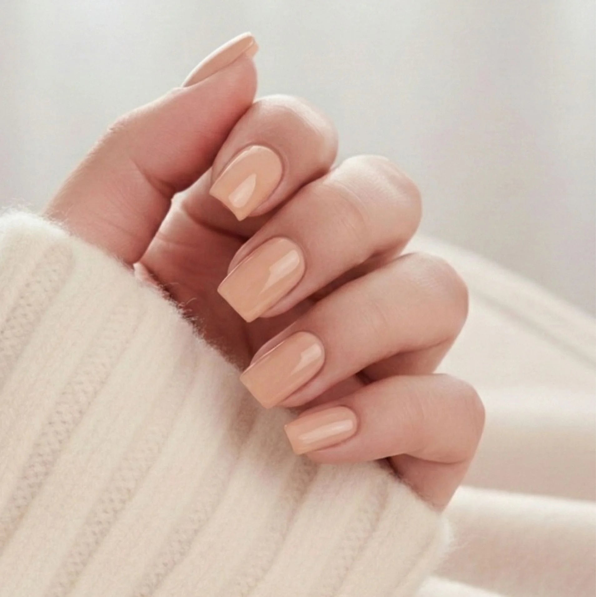 Honey Heaven press-on nails – korte vierkante nagels in warm honingnude tegen gebreide trui
