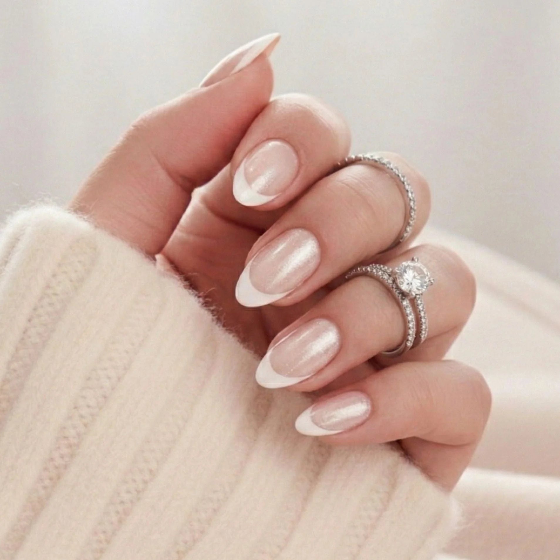 Sweet Sprinkle press-on nagels – Franse manicure in amandelvorm met parelmoerglans nude basis en witte tip