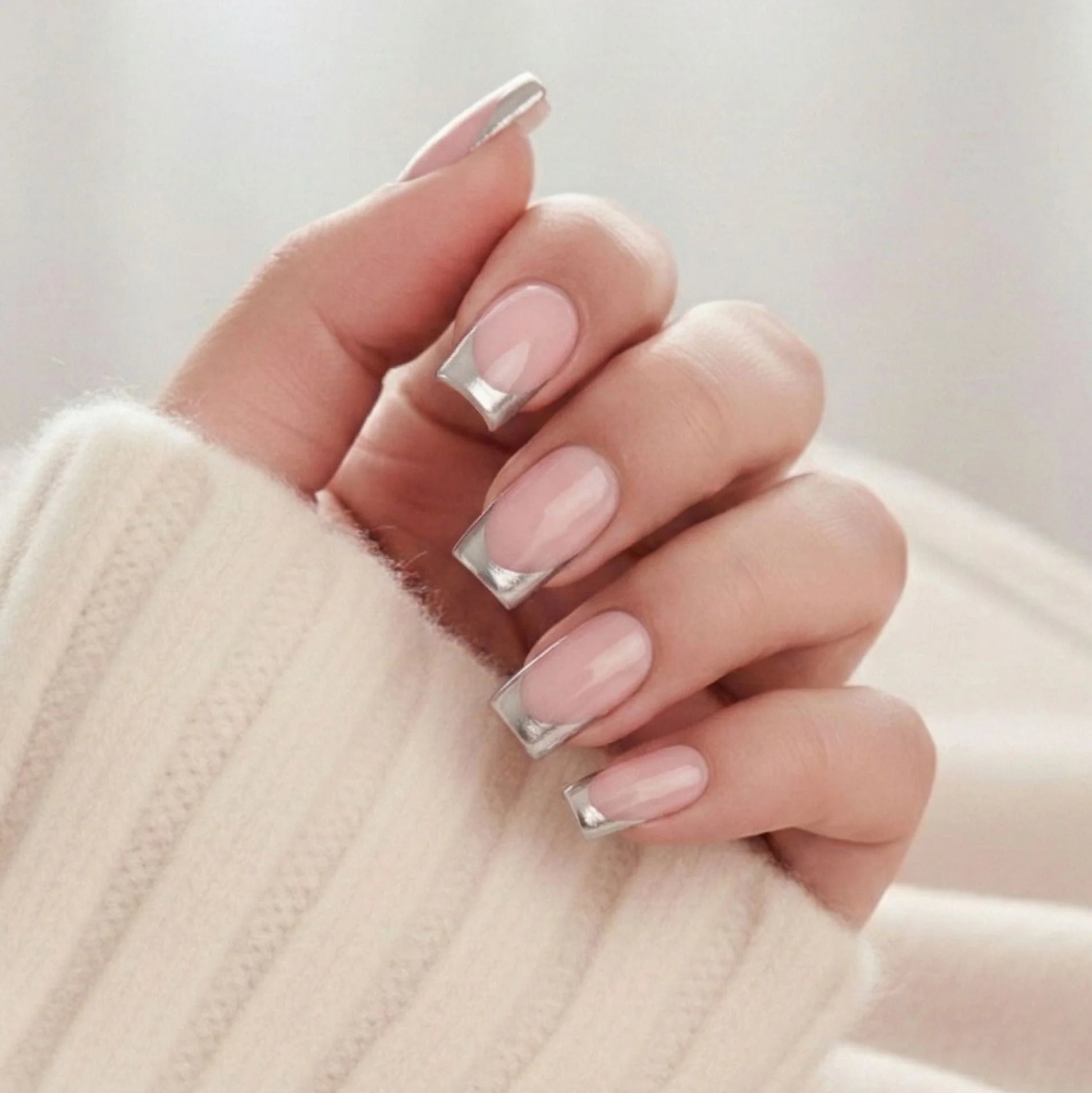 Fancy French press-on nagels – korte vierkante nagels in nude met silver chrome Franse tip
